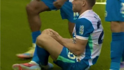 致敬若塔，米尔纳对曼城点球破门后做出按手柄庆祝动作